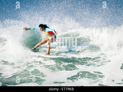 San Onofre, Californie, USA. Sep 6, 2014. Surfeur professionnel féminin Coco Ho se réchauffe jusqu'à des tréteaux tôt samedi matin en vue de livrer concurrence dans le prochain Hurley Pro début septembre 9, 2014. Les préparatifs de l'Hurley Pro de Trestles a commencé pendant le week-end d'échafaudages et de transfert allant jusqu'à la célèbre spot de surf. Les surfeurs professionnels mélangé avec les spectateurs et les habitants qu'ils avaient obtenu dans l'eau de se réchauffer pendant le Hurley Pro à compter de la semaine prochaine. L'ouragan et la tempête tropicale Norbert portées plus grandes que la normale des courbes pour chevalets spot de surf à San Onofre State Beach, juste pour Banque D'Images