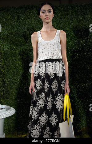 New York, New York, USA. Sep 8, 2014. Un modèle pose à la ALICE ET OLIVIA Printemps/Été 2015 Présentation au cours de la Fashion Week de New York. Credit : Jodi Jones/ZUMA/ZUMAPRESS.com/Alamy fil Live News Banque D'Images