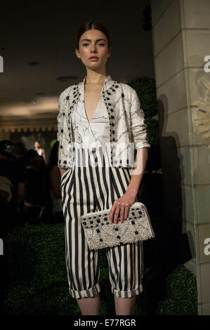 New York, New York, USA. Sep 8, 2014. Un modèle pose à la ALICE ET OLIVIA Printemps/Été 2015 Présentation au cours de la Fashion Week de New York. Credit : Jodi Jones/ZUMA/ZUMAPRESS.com/Alamy fil Live News Banque D'Images