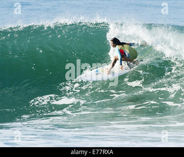 San Onofre, Californie, USA. Sep 6, 2014. Surfeur professionnel féminin Coco Ho se réchauffe jusqu'à des tréteaux tôt samedi matin en vue de livrer concurrence dans le prochain Hurley Pro début septembre 9, 2014. Les préparatifs de l'Hurley Pro de Trestles a commencé pendant le week-end d'échafaudages et de transfert allant jusqu'à la célèbre spot de surf. Les surfeurs professionnels mélangé avec les spectateurs et les habitants qu'ils avaient obtenu dans l'eau de se réchauffer pendant le Hurley Pro à compter de la semaine prochaine. L'ouragan et la tempête tropicale Norbert portées plus grandes que la normale des courbes pour chevalets spot de surf à San Onofre State Beach, juste pour Banque D'Images