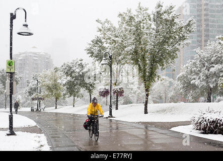 Calgary, Alberta, Canada, 8 sept, 2014. Un cycliste pédale le long de la partie du centre-ville du sentier de la rivière comme la première neige de la saison met un terme à l'été, avec Environnement Canada prévoir 5 à 10 centimètres d'aujourd'hui. Les Calgariens hier apprécié 25 degré C Temps. Credit : Rosanne Tackaberry/Alamy Live News Banque D'Images