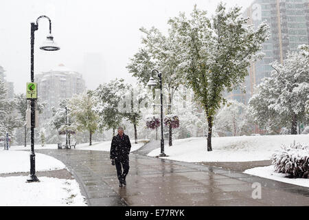 Calgary, Alberta, Canada, 8 sept, 2014. Une randonnée pédestre le long de la partie du centre-ville du sentier de la rivière comme la première neige de la saison met un terme à l'été, avec Environnement Canada prévoir 5 à 10 centimètres d'aujourd'hui. Les Calgariens hier apprécié 25 degré C Temps. Credit : Rosanne Tackaberry/Alamy Live News Banque D'Images