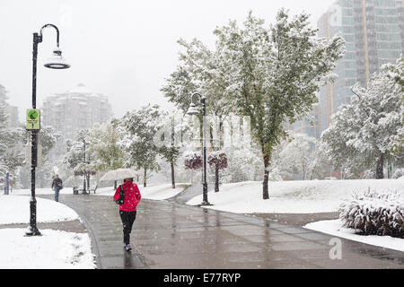 Calgary, Alberta, Canada, 8 sept, 2014. Les piétons marcher le long de la partie du centre-ville la rivière comme voie de la première neige de la saison met un terme à l'été, avec Environnement Canada prévoir 5 à 10 centimètres d'aujourd'hui. Les Calgariens hier apprécié 25 degré C Temps. Credit : Rosanne Tackaberry/Alamy Live News Banque D'Images