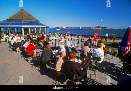 Les touristes de l'été finlandais et au restaurant en plein air appelé Ursula près de Harbour le long de la mer Baltique à Helsinki, Finlande Banque D'Images