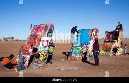 L'installation de Cadillac Ranch sur l'ancienne route 66 près d'Amarillo, Texas Banque D'Images