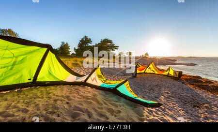 Le kite surf kites à Hattusaari island, Helsinki, Finlande, Europe, UNION EUROPÉENNE Banque D'Images