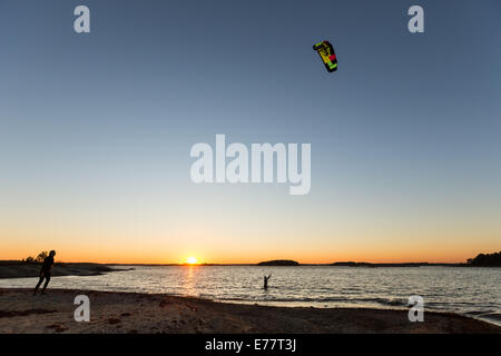 Le kite surf à Hattusaari island, Helsinki, Finlande, Europe, UNION EUROPÉENNE Banque D'Images