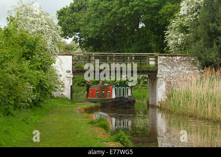 15-04 traditionnel sur canal passant sous les bois et vieux pont avec scène tranquille reflète dans l'eau de surface miroir Banque D'Images