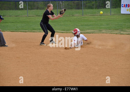 Jeter dans un runner high school jeu de softball Banque D'Images