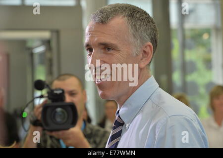 Prague, République tchèque. 8 Septembre, 2014. Brett King, père de cinq ans Ashya souffrance roi britannique d'une tumeur au cerveau, visite le Centre de Protonthérapie de Prague à Prague, République tchèque, le 8 septembre 2014. Ashya est prévue pour venir au centre le 9 septembre à partir de l'Hôpital Universitaire de Motol à Prague où il avait été pris après son arrivée d'Espagne. Le garçon a subi deux opérations en Grande-Bretagne, mais ses parents voulaient que d'autres traitements que la Grande-Bretagne n'était plus en mesure d'offrir. (Photo/CTK Michal Dolezal/Alamy Live News) Banque D'Images