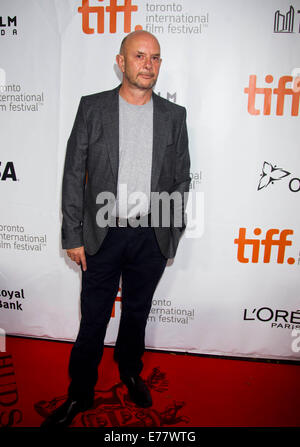 Toronto, Canada. Sep 8, 2014. Le scénariste Nick Hornby pose pour photos avant la première du film 'Wild' au Roy Thomson Hall à la 39e Festival International du Film de Toronto à Toronto, Canada, le 8 septembre 2014. © Zou Zheng/Xinhua/Alamy Live News Banque D'Images