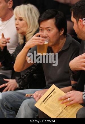 Courtside célébrités à la Los Angeles Lakers v Los Angeles Clippers basket de la NBA qui a eu lieu au Staples Center. Les Clippers défait les Lakers 142 - 94 En vedette : Ken Jeong Où : Los Angeles, California, United States Quand : 07 Mars 2014 Banque D'Images