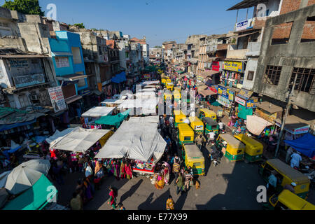 Une rue bondée de boutiques et d'embouteillage dans le marché de la vieille ville, Ahmedabad, Gujarat, Inde Banque D'Images