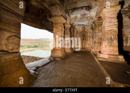 Badami grottes taillées dans la roche solide lors de la 6e à la 7e siècle, sculptés dans la roche solide, Badami, Karnataka, Inde Banque D'Images