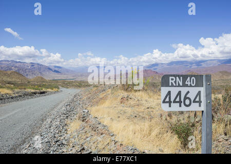 Signer avec le nom de la route sur la ruta nacional 40, ruta 40 ou rn40 avec marqueur kilomètre, près de Salta, Argentine Banque D'Images