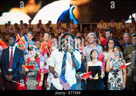 Shenzhen, la province chinoise du Guangdong. Sep 9, 2014. Un enseignant étranger chante à la chanson considérant pour célébrer le 30e National Teachers' journée à Shenzhen, province du Guangdong en Chine du Sud, 9 septembre 2014. © AAM Siqian/Xinhua/Alamy Live News Banque D'Images