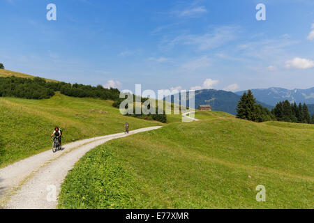 Les cyclistes sur une route de terre Eggatsbergvorsäß, près de Schetteregg, forêt de Bregenz, Vorarlberg, Autriche Banque D'Images