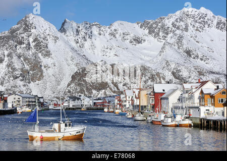 Port de plaisance et de la ville en face de la montagne enneigée. Henningsvær, Lofoten, Norvège Banque D'Images