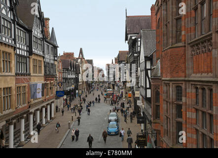 Vue d'un vaste centre commercial piétonnier et bâtiments historiques en anglais ville de Chester, entre pont d'Eastgate Banque D'Images