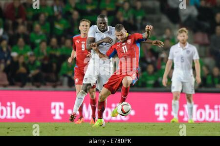 L'UNICEF demande des USA pour vies la balle avec la République tchèque Daniel Pudil (R) au cours de l'amical de football entre la République tchèque et des Etats-Unis à Prague, République tchèque, 3 Septmember 2014. Photo : Thomas Eisenhuth/DPA - AUCUN FIL SERVICE - Banque D'Images