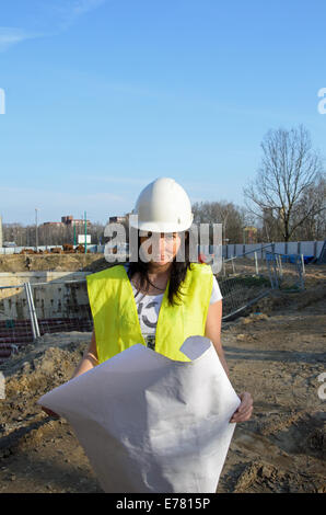 Une photo d'une jeune femme architecte sur le chantier du projet de construction Banque D'Images