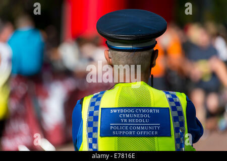 Un agent de soutien communautaire de la police galloise (PCSO) observe lors d'un événement. Banque D'Images