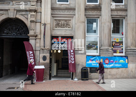 Petit supermarché Tesco Express local et du café Costa sur la rue Church à Sheffield South Yorkshire, UK Banque D'Images