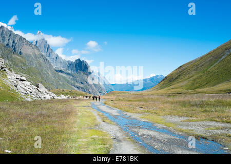 VAL VENY, ITALIE - 27 Août : Les randonneurs sur le chemin de la vallée des Pyramides Calcaires avec en arrière-plan. La région est une étape de la popul Banque D'Images