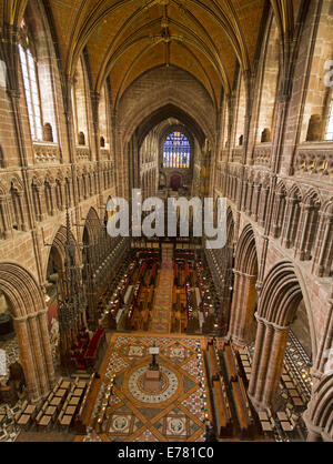 De l'intérieur spectaculaire 12e siècle de la cathédrale de Chester avec charpenterie traditionnelle hamlet décoratifs, des voûtes en pierre, carrelage, plafond voûté Banque D'Images