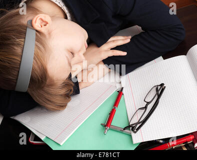 Lycéenne blonde Woman dort sur le bureau dans la salle de classe Banque D'Images