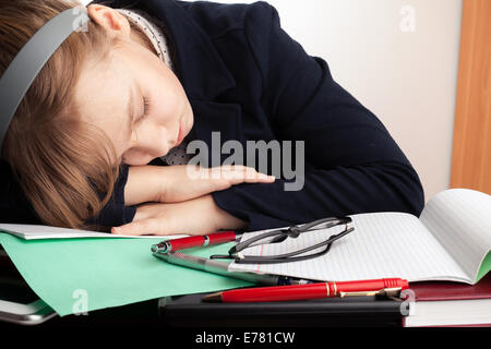 Lycéenne blonde Woman dort sur le bureau à l'école Banque D'Images