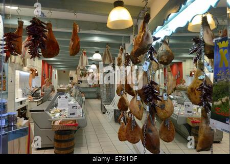 La France, Pays Basque, Bayonne, charcuterie traditionnelle dans la rue commerçante de la vieille ville, l'affichage du jambon de Bayonne Banque D'Images