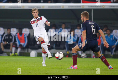 Dortmund, Allemagne. 07Th Nov, 2014. Dortmund, Allemagne. 07Th Nov, 2014. Toni Kroos de l'Allemagne (L) contre l'Ecosse de James Morrison pendant le match entre l'Allemagne et de l'Écosse de la Qualification européenne 2016, Signal Iduna Park de Dortmund sur Septembre 07., 2014. Weltmeister Länderspiel von Deutschland gegen Schottland in der Qualifikation für die Europameisteraschaft 2016. © AFP PHOTO alliance/Alamy Live News © AFP PHOTO alliance/Alamy Live News Banque D'Images