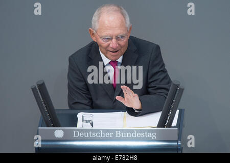 Berlin, Allemagne. 09Th Nov, 2014. Le ministre allemand des Finances Wolfgang Schaeuble (CDU) parle au cours d'une session du parlement allemand au Reichstag à Berlin, Allemagne, 09 septembre 2014. Les débats du parlement allemand le budget fédéral 2015. Photo : MAURIZIO GAMBARINI/DPA/Alamy Live News Banque D'Images