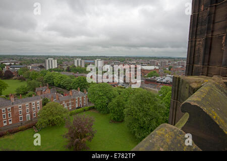 Vue sur vaste paysage urbain dominé par les immeubles de grande hauteur du toit de la cathédrale historique de la ville de Chester en anglais Banque D'Images