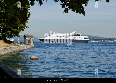 Holland America Cruise ship Statendam passe après le départ de Stanley Park Vancouver Harbour pour l'Alaska. Neuf heures. L'Inlet Burrard. Banque D'Images