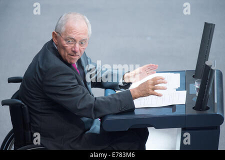 Berlin, Allemagne. 09Th Nov, 2014. Le ministre allemand des Finances Wolfgang Schaeuble (CDU) parle au cours d'une session du parlement allemand au Reichstag à Berlin, Allemagne, 09 septembre 2014. Les débats du parlement allemand le budget fédéral 2015. Photo : MAURIZIO GAMBARINI/DPA/Alamy Live News Banque D'Images