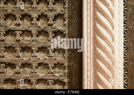 Détail de panneaux en vieux bois porte de la République dominicaine de style gothique basilique Sainte-anastasie, Verona, Italie. Banque D'Images