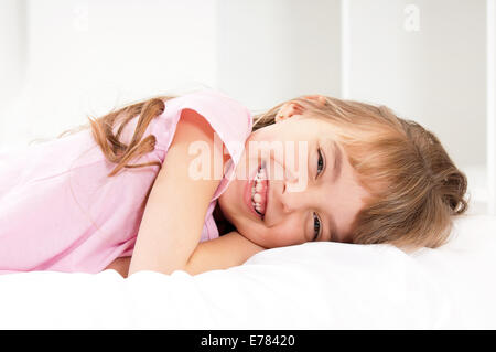 Fille sur le lit Banque D'Images