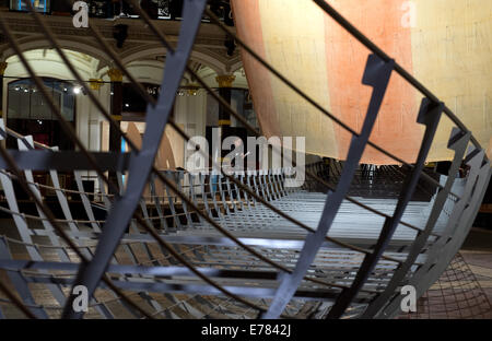 Berlin, Allemagne. 09Th Nov, 2014. Les représentants des médias voir la réplique du navire Roskilde 6 lors de l'exposition 'Les Vikings' au Martin-Gropius-Bau à Berlin, Allemagne, 09 septembre 2014. L'exposition est présentée du 10 septembre 2014 jusqu'au 04 janvier 2015 et a été créé en collaboration avec le Musée national danois et le British Museum. Photo : SOEREN STACHE/DPA/Alamy Live News Banque D'Images