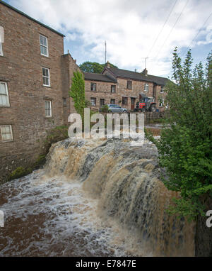 Les eaux de mousse de la ville pittoresque de Gayle Beck Falls cottages en pierre historique entre versant au village de Hawes, dans le Yorkshire, Angleterre Banque D'Images