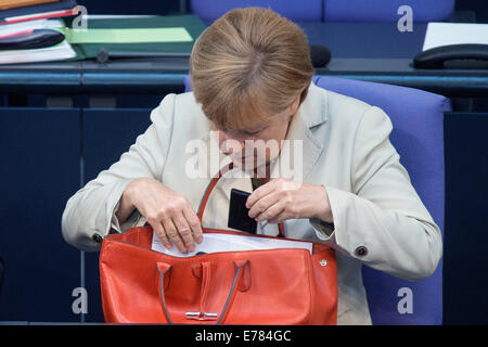 Berlin, Allemagne. 09Th Nov, 2014. La chancelière allemande, Angela Merkel (CDU) assiste à une session du parlement allemand au Reichstag à Berlin, Allemagne, 09 septembre 2014. Les débats du parlement allemand le budget fédéral 2015. Photo : MAURIZIO GAMBARINI/DPA/Alamy Live News Banque D'Images