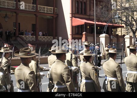 Sydney, Australie. 09Th Nov, 2014. Le gouverneur de Nouvelle-Galles du Sud, Dame Marie Bashir, est honoré par le Parlement de Nouvelle-Galles du Sud alors qu'elle s'apprête à prendre sa retraite de la vie publique. Accompagné d'une garde d'honneur le Gouverneur a officiellement ouvert la 55e session du Parlement de l'État Crédit : martin berry/Alamy Live News Banque D'Images