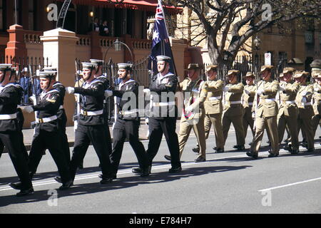 Sydney, Australie. 09Th Nov, 2014. Le gouverneur de Nouvelle-Galles du Sud, Dame Marie Bashir, est honoré par le Parlement de Nouvelle-Galles du Sud alors qu'elle s'apprête à prendre sa retraite de la vie publique. Accompagné d'une garde d'honneur le Gouverneur a officiellement ouvert la 55e session du Parlement de l'État Crédit : martin berry/Alamy Live News Banque D'Images