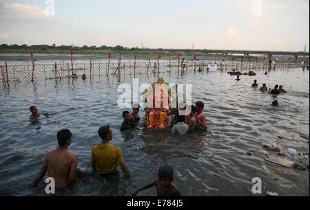 New Delhi, Inde. 8e Septembre, 2014. Les dévots portent une statue du dieu hindou Ganesh pour plonger dans la rivière Yamuna au dernier jour de l'Ganesh Festival à New Delhi, Inde. Les dévots hindous immerger Ganesh idoles dans l'eau dans le corps long de dix jours festival Ganesh qui célèbre la naissance de Ganesh. Credit : Anil Kumar Shakya/Pacific Press/Alamy Live News Banque D'Images