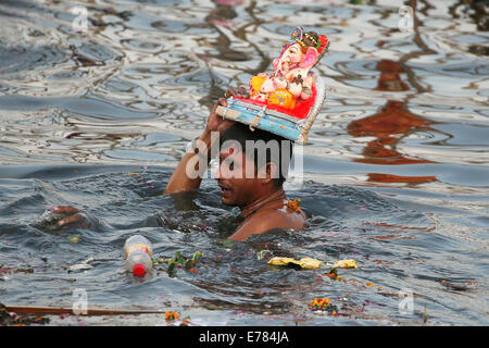 New Delhi, Inde. 8e Septembre, 2014. Les dévots portent une idole du dieu hindou Ganesh pour plonger dans la rivière Yamuna au dernier jour de l'Ganesh Festival à New Delhi, Inde. Les dévots hindous immerger Ganesh idoles dans l'eau dans le corps long de dix jours festival Ganesh qui célèbre la naissance de Ganesh. 08/09/2014 transporter dévots Ganesh idol pour plonger dans la rivière Yamuna au dernier jour de la fête de Ganesh, à New Delhi. Credit : Anil Kumar Shakya/Pacific Press/Alamy Live News Banque D'Images