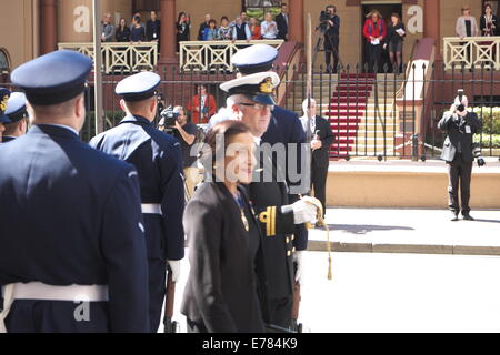 Sydney, Australie. 09th septembre 2014. La gouverneure de la Nouvelle-Galles du Sud, Dame Marie Bashir, est honorée par le Parlement de la Nouvelle-Galles du Sud alors qu'elle se prépare à se retirer de la vie publique. Accompagné d'un garde d'honneur, le Gouverneur a officiellement ouvert la session de 55th du Parlement d'État de Nouvelle-Galles du Sud crédit: martin berry/Alamy Live News Banque D'Images