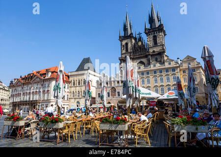 Prague bar café restaurant personnes sur la place de la vieille ville Prague Touristes République tchèque bars Banque D'Images