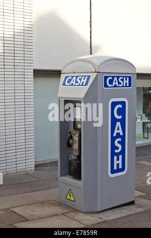 Un distributeur automatique de billets prise dans une cabine téléphonique, Sheffield England UK Banque D'Images