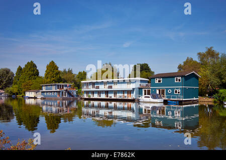 Péniches sur la Tamise à Taggs Island. Dunmurry, Surrey, Angleterre. Banque D'Images